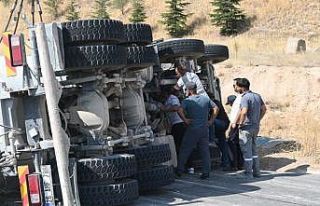 Kontrolden çıkan beton mikseri refüje devrildi:...