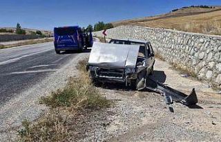 Kontrolden çıkan Fiat Tofaş otomobil duvara çarptı:...