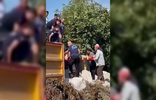 Kontrolden çıkan hafriyat kamyonu devrildi