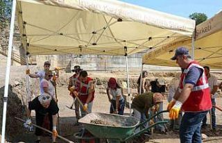 Konuralp Antik Tiyatro kazılarına gönüllü kazı...