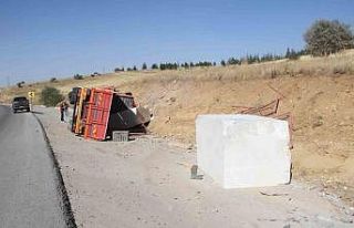 Konya’da mermer blok ve tomruk taşıyan tırlar...