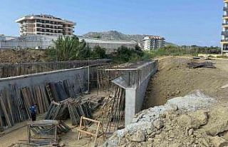 Köprü inşaatında düşen işçi tedavi gördüğü...