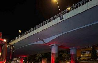 Köprüden atlamak isteyen şahsı polis ikna etti
