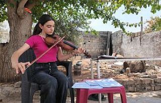 Köyde keman çalmayı öğrenen 14 yaşındaki kız...