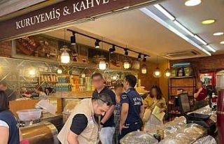 Kuru yemişçide kilolarca böceklenmiş ürün imha...