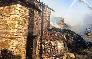 Kütahya’da köyde çıkan yangında 4 ev hasar...