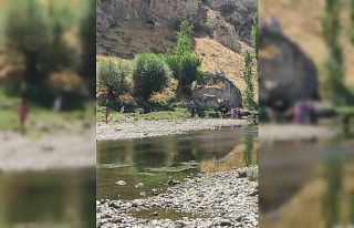 Kuzenini kurtarırken boğulma tehlikesi atlatan genç...