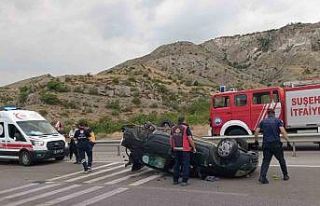 Lastiği kopan otomobil takla attı: 1 yaralı