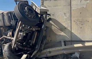 Lastiği patlayan kamyon köprü ayağına çarptı...