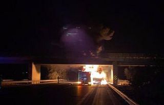 Lastik yüklü tır alev alev yandı