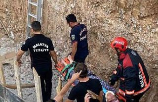 Malatya’da dengesini kaybederek inşaat alanına...