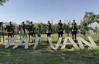 Malazgirt etkinlikleri öncesi atlı polislerden Tatvan’da...