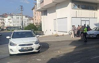 Manavgat’ta iki otomobil çarpıştı: 1 yaralı