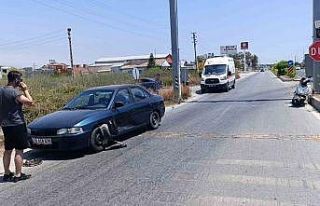 Manavgat’ta tali yola giren otomobil motosikletle...