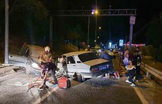 Manisa’da iki otomobil kafa kafaya çarpıştı:...