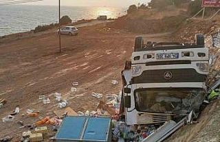 Market kamyonu şarampole devrildi: Yaralanan olmadı