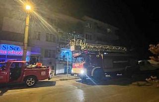 Menteşe’de çatıya atılan sigara itfaiyeli alarma...