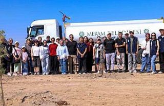 Meramlı gençlerden anlamlı fidan dikim etkinliği