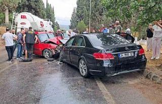 Mercedes ile Tofaş otomobil çarpıştı: 1 ölü,...