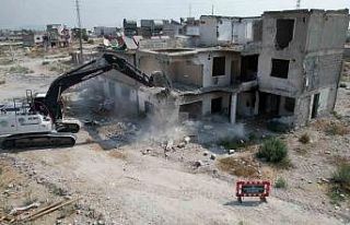 Mersin’de terk edilmiş 3 katlı bina yıkıldı