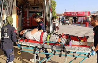 Mesai arkadaşını çekiçle darbetti