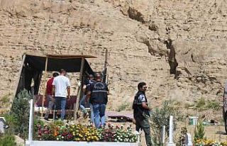 Mezarlıkta yaşayan adam, mezarcılar tarafından...