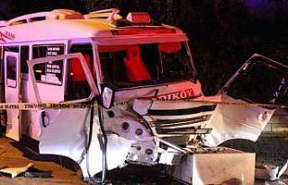 Minibüs ile otomobil çarpıştı: 11 yaralı