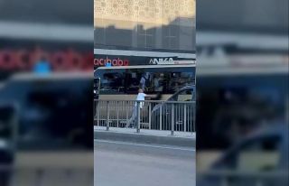 Minibüs şoförü yola atladı, korna çalan sürücüyü...