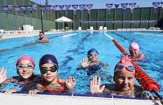 Minik yüzücülerin sertifika heyecanı