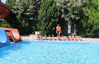 Minikler ilk kez havuz heyecanı yaşadı