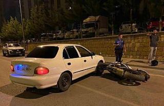Motosiklet ile otomobil çarpıştı: 2 yaralı