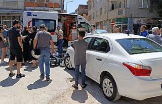 Motosiklet ile otomobil kafa kafaya çarpıştı