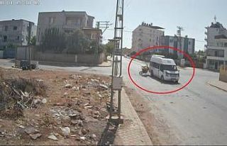 Motosiklet, minibüse ok gibi saplandı