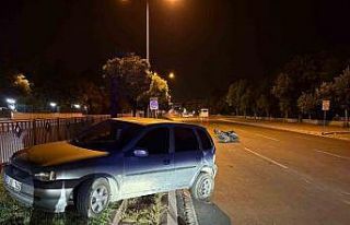 Motosikletle çarpışan otomobil refüje çıktı:...