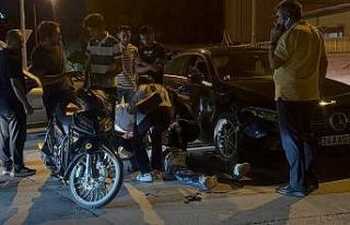 Motosikletle otomobile çarpan genç yaralandı