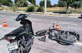 Motosikletlerin çarpıştığı kazada sürücüler...