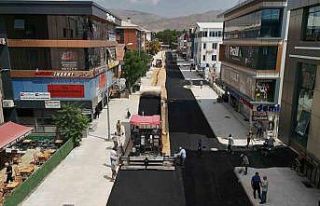 Muhsin Yazıcıoğlu Caddesi’nde asfalt serim çalışması...