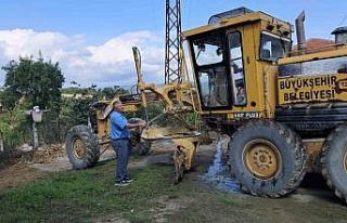 Muhtar, yol çalışması yapan iş makinesini kendi...