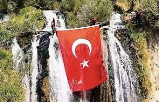 Muradiye Şelalesinde dev Türk bayrağı açıldı