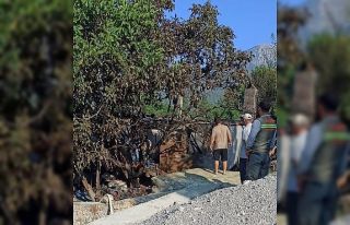 Müstakil ev alevler içinde kaldı, aile fertleri...