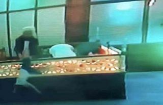 Namazını bozan imam 1 metre yüksekten düşen çocuğu...