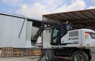 Nilüfer’de kaçak 2 iş yeri yıkıldı