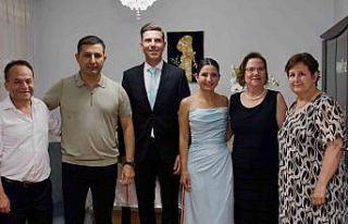 Nişan yüzüklerini Başkan Günel taktı