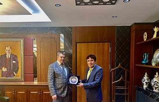 Odunpazarı Kaymakamı Ömer Ulu’ya plâket takdimi