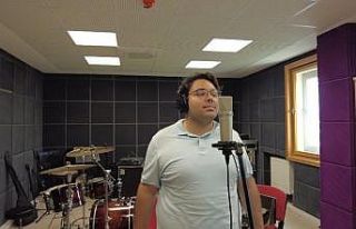 Öğrenciler üniversitesini yazdıkları marşla...