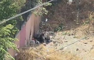 Okul önünde uyuşturucu kullanırken önce kameralara,...