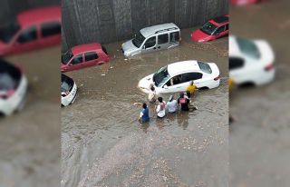 Onlarca araç ve vatandaş göle dönen alt geçitte...