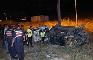 Önündeki araca çarptı, iki araç da takla attı:...