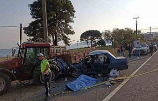 Ordu’da otomobil park halindeki traktöre çarptı:...