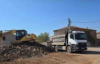 Orman yangınında hasar alan binaların enkazları...